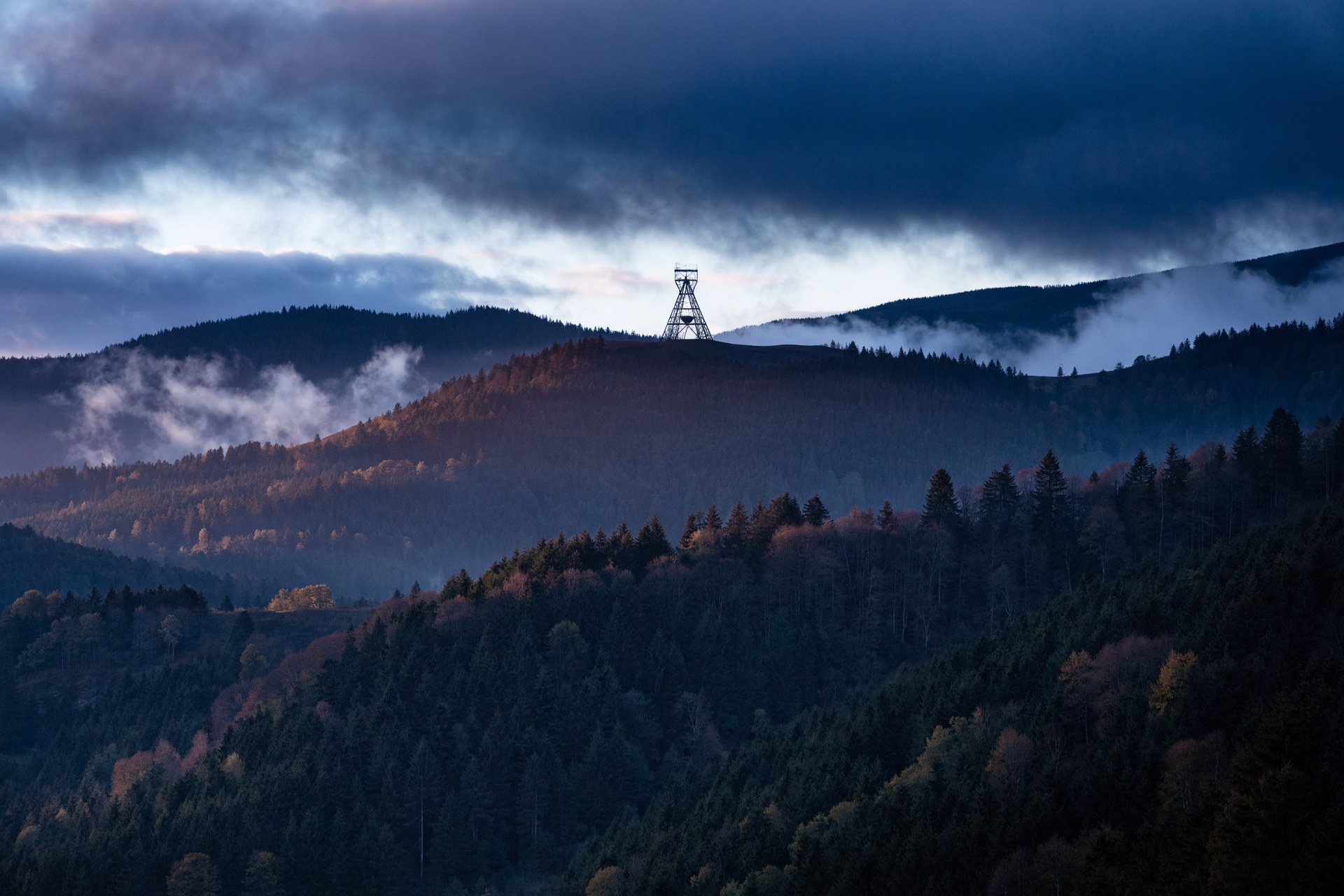 Das Erzgebirge: bewaldete Höhen mit Bergbau-Förderturm