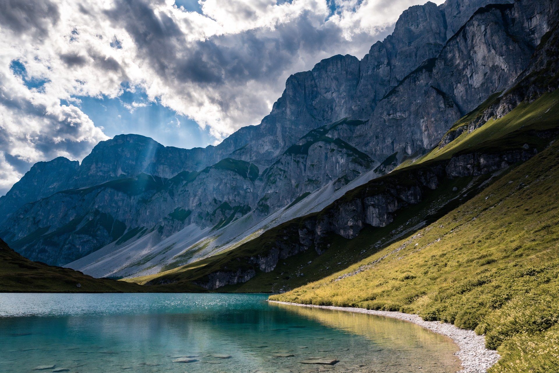 Das Salzkammergut: Kalkalpen über einem türkisen Bergsee
