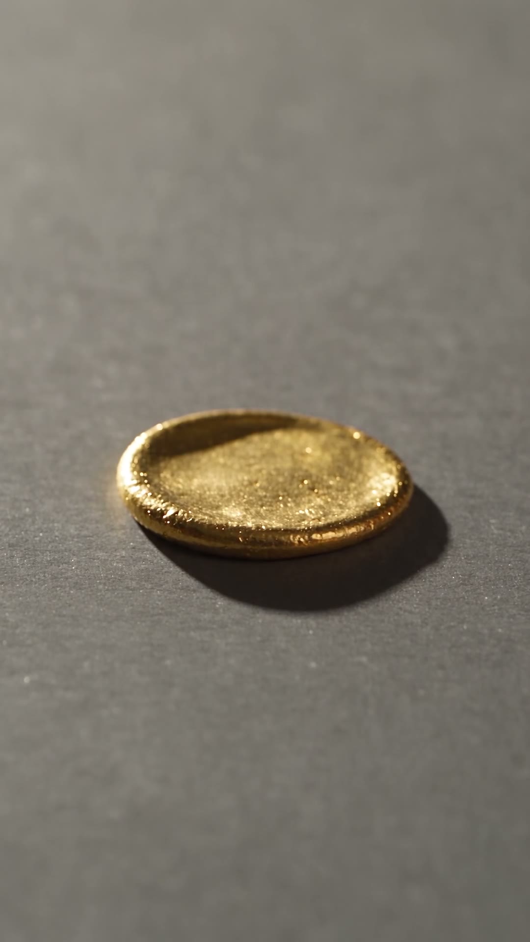 KI-Rekonstruktion: ein Goldnugget ist unter dem Hammer zu einer flachen Scheibe gedengelt worden, ohne Splitter.